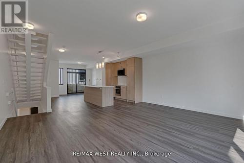 10 Rainwater Lane, Barrie, ON - Indoor Photo Showing Kitchen