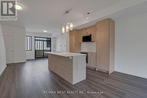10 Rainwater Lane, Barrie, ON - Indoor Photo Showing Kitchen