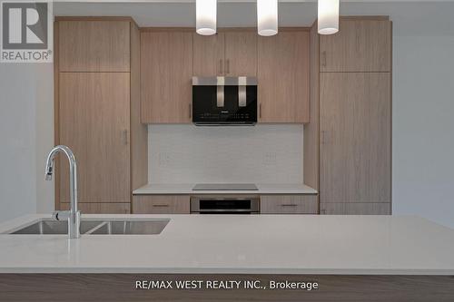 10 Rainwater Lane, Barrie, ON - Indoor Photo Showing Kitchen With Double Sink