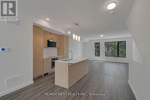 10 Rainwater Lane, Barrie, ON - Indoor Photo Showing Kitchen