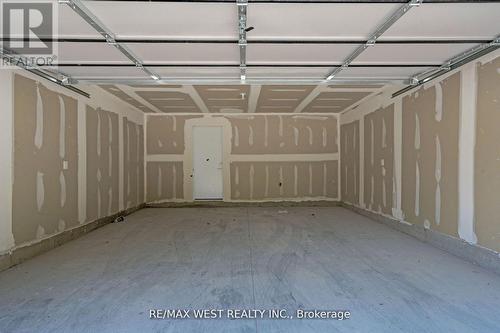 10 Rainwater Lane, Barrie, ON - Indoor Photo Showing Garage