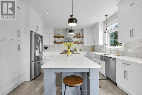 405 Darcy Drive, Strathroy-Caradoc (Ne), ON - Indoor Photo Showing Kitchen With Upgraded Kitchen