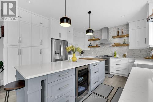 405 Darcy Drive, Strathroy-Caradoc (Ne), ON - Indoor Photo Showing Kitchen With Upgraded Kitchen