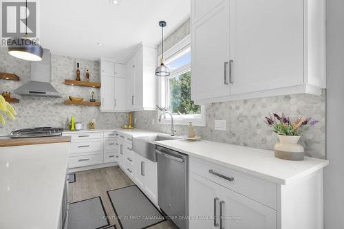 405 Darcy Drive, Strathroy-Caradoc (Ne), ON - Indoor Photo Showing Kitchen With Upgraded Kitchen