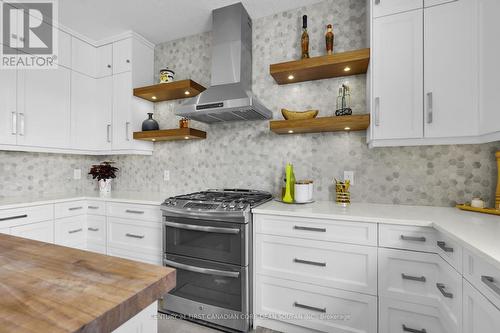 405 Darcy Drive, Strathroy-Caradoc (Ne), ON - Indoor Photo Showing Kitchen With Upgraded Kitchen