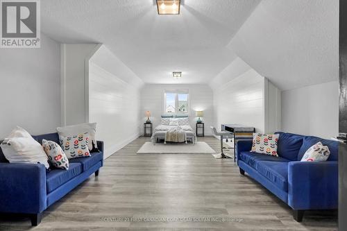 405 Darcy Drive, Strathroy-Caradoc (Ne), ON - Indoor Photo Showing Living Room