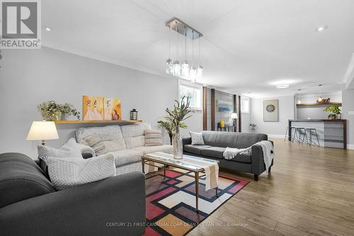 405 Darcy Drive, Strathroy-Caradoc (Ne), ON - Indoor Photo Showing Living Room