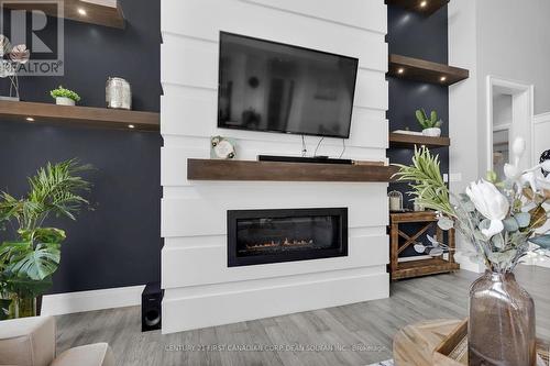 405 Darcy Drive, Strathroy-Caradoc (Ne), ON - Indoor Photo Showing Living Room With Fireplace