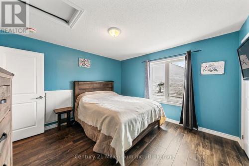 117 Allegra Drive, Wasaga Beach, ON - Indoor Photo Showing Bedroom