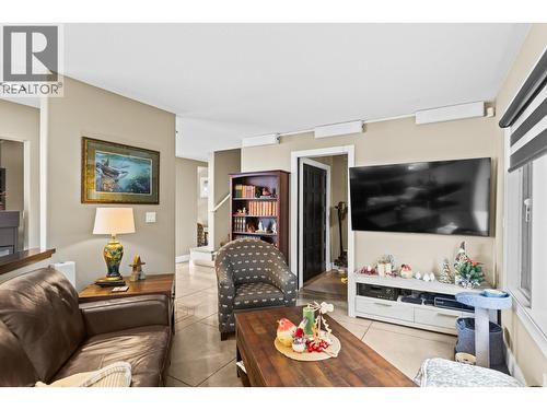 9900 Eastside Road Unit# 3, Vernon, BC - Indoor Photo Showing Living Room