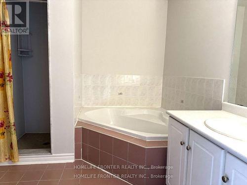 210 Kimono Crescent, Richmond Hill, ON - Indoor Photo Showing Bathroom