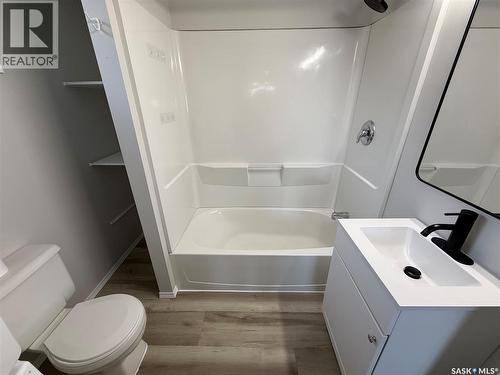 111 5Th Avenue E, Kindersley, SK - Indoor Photo Showing Bathroom