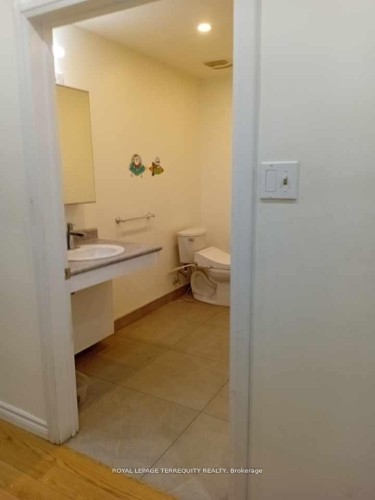 39 Earlton Road, Toronto, ON - Indoor Photo Showing Bathroom