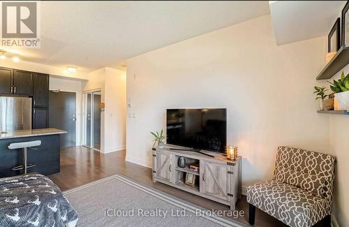 332 - 3170 Erin Mills Parkway, Mississauga, ON - Indoor Photo Showing Living Room
