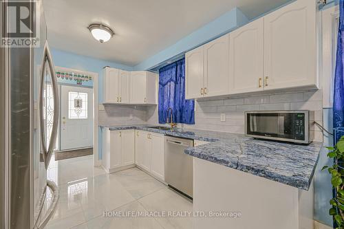 7517 Lully Court, Mississauga, ON - Indoor Photo Showing Kitchen