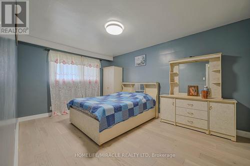 7517 Lully Court, Mississauga, ON - Indoor Photo Showing Bedroom