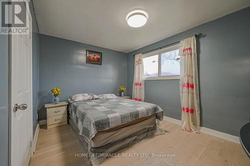 7517 Lully Court, Mississauga, ON - Indoor Photo Showing Bedroom