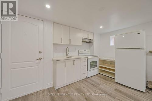 7517 Lully Court, Mississauga, ON - Indoor Photo Showing Kitchen