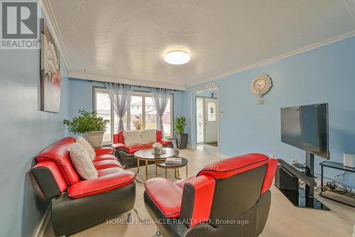 7517 Lully Court, Mississauga, ON - Indoor Photo Showing Living Room
