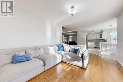 1012 Gordon Heights, Milton, ON - Indoor Photo Showing Living Room