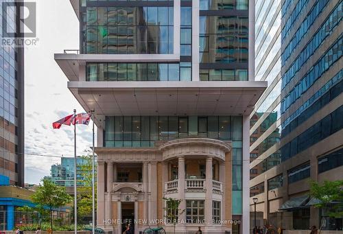3909 - 426 University Avenue, Toronto, ON - Outdoor
