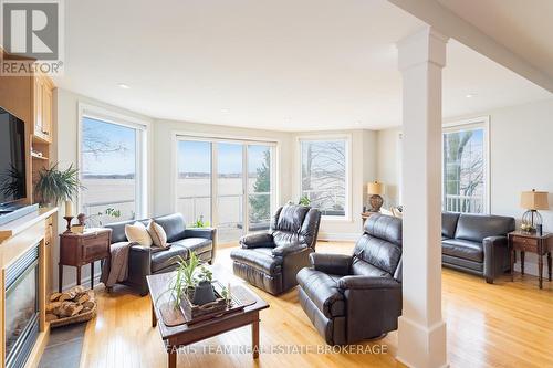 281 Puddicombe Road, Midland, ON - Indoor Photo Showing Living Room