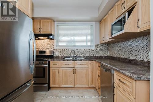 62 Loyalist Drive, Hamilton (Corman), ON - Indoor Photo Showing Kitchen