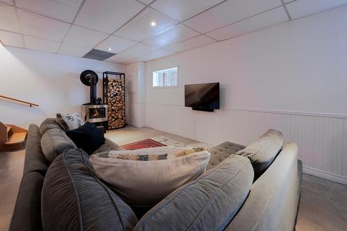 Salle familiale - 147 Ch. De La Vallée, Sutton, QC - Indoor