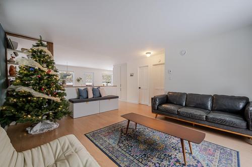 Vue d'ensemble - 147 Ch. De La Vallée, Sutton, QC - Indoor Photo Showing Living Room