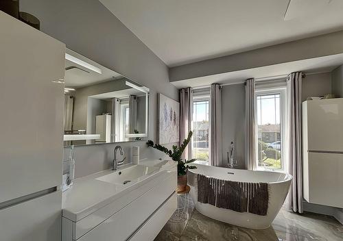 Salle de bains - 168 Rue Landry, Salaberry-De-Valleyfield, QC - Indoor