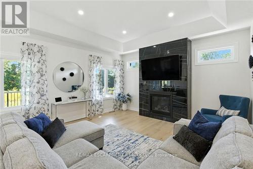 270 Charles Street, Norfolk, ON - Indoor Photo Showing Living Room