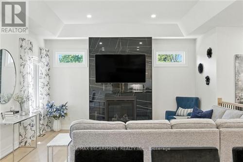 270 Charles Street, Norfolk, ON - Indoor Photo Showing Living Room