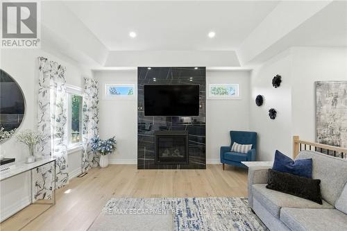 270 Charles Street, Norfolk, ON - Indoor Photo Showing Living Room