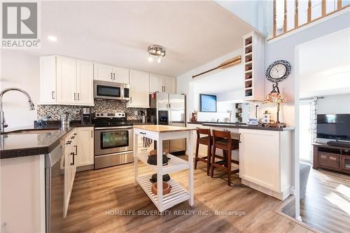 141 Athabaska Road, Barrie, ON - Indoor Photo Showing Kitchen With Upgraded Kitchen