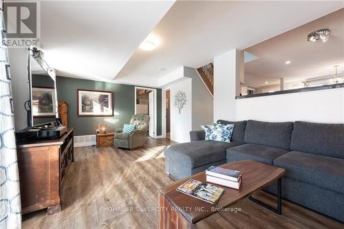 141 Athabaska Road, Barrie, ON - Indoor Photo Showing Living Room