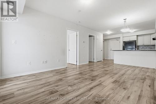 Kitchen Breakfast Bar - 107 - 1045 Nadalin Heights, Milton, ON - Indoor Photo Showing Kitchen