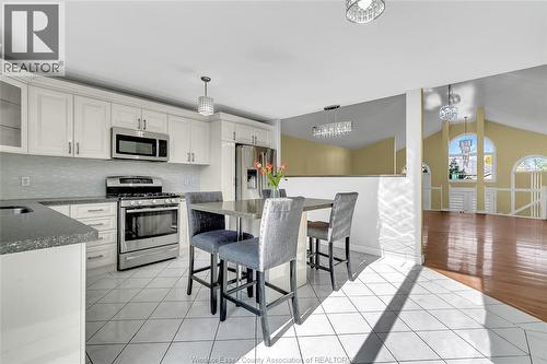 4305 Golfcourse Crescent, Windsor, ON - Indoor Photo Showing Kitchen With Upgraded Kitchen