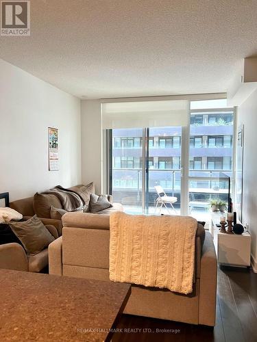#303 - 30 Roehampton Avenue, Toronto, ON - Indoor Photo Showing Living Room