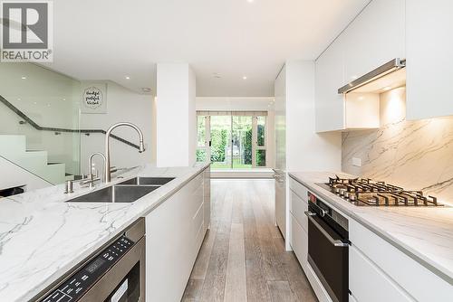 938 Beatty Street, Vancouver, BC - Indoor Photo Showing Kitchen With Double Sink With Upgraded Kitchen