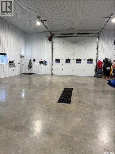 502 508 Railway Avenue E, Maidstone, SK - Indoor Photo Showing Garage