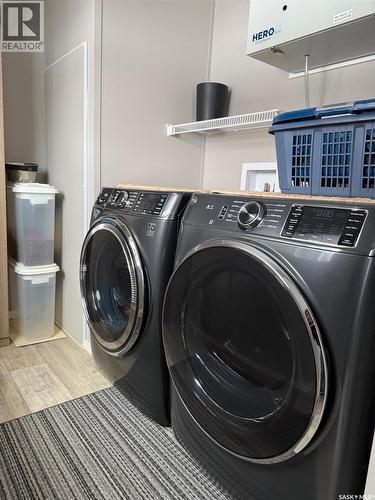 502 508 Railway Avenue E, Maidstone, SK - Indoor Photo Showing Laundry Room