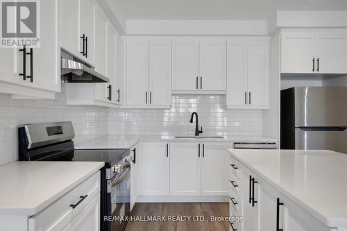 700 Sargeant Place, Innisfil, ON - Indoor Photo Showing Kitchen With Upgraded Kitchen