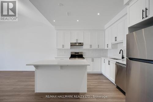 700 Sargeant Place, Innisfil, ON - Indoor Photo Showing Kitchen With Upgraded Kitchen