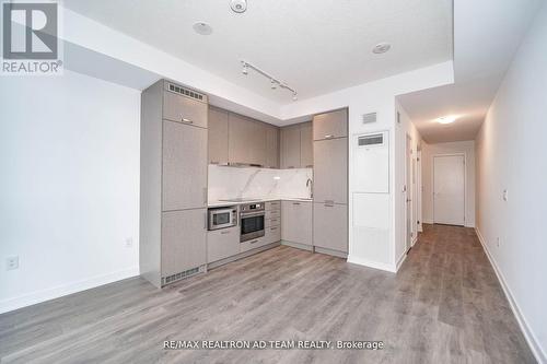1017 - 38 Honeycrisp Crescent, Vaughan, ON - Indoor Photo Showing Kitchen