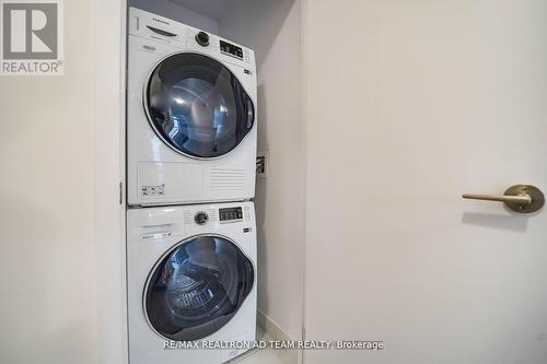 1017 - 38 Honeycrisp Crescent, Vaughan, ON - Indoor Photo Showing Laundry Room