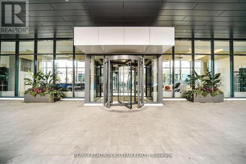 1017 - 38 Honeycrisp Crescent, Vaughan, ON - Indoor Photo Showing Gym Room