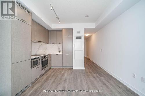 1017 - 38 Honeycrisp Crescent, Vaughan, ON - Indoor Photo Showing Kitchen