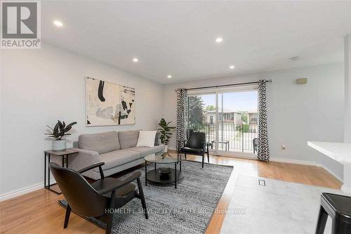 1632 Lewes Way, Mississauga, ON - Indoor Photo Showing Living Room