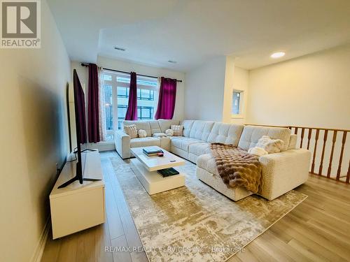 57 - 150 Glendale Avenue, St. Catharines, ON - Indoor Photo Showing Living Room