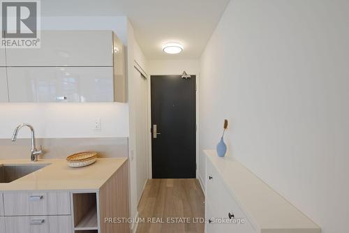 1910 - 290 Adelaide Street W, Toronto, ON - Indoor Photo Showing Kitchen